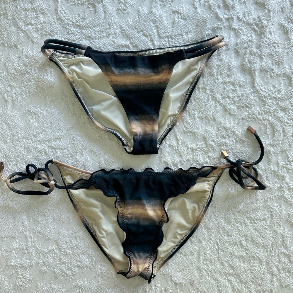 Set of two VIX bottoms in excellent condition